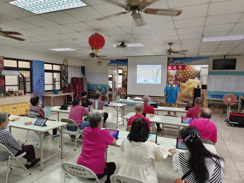 講師介紹如何在Google地圖上找到大樹龍目井