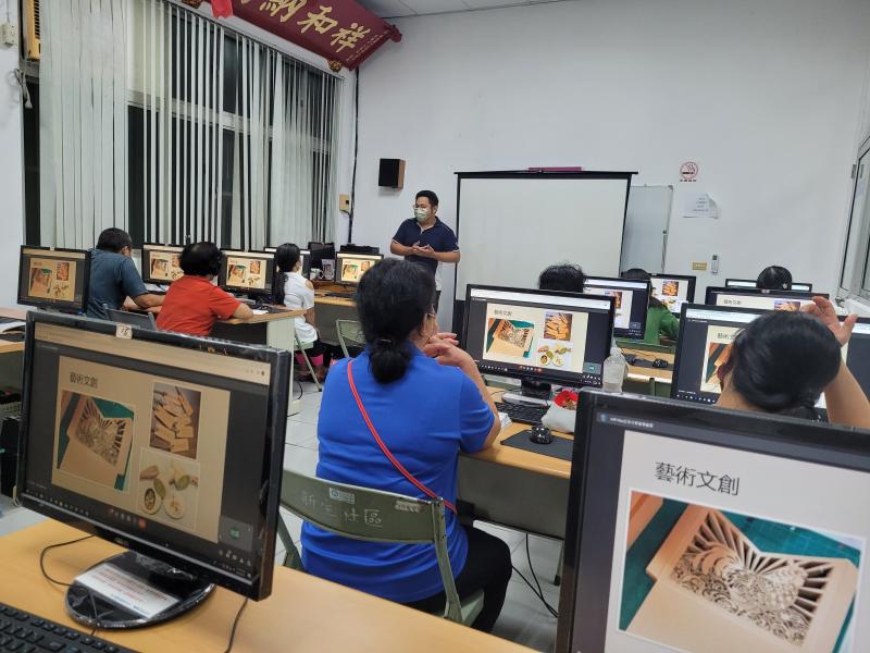 講師在電腦教師教學雷雕功能