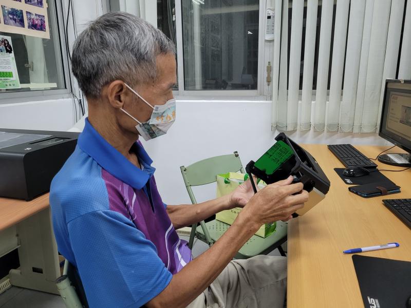 學員查看雷雕機功能