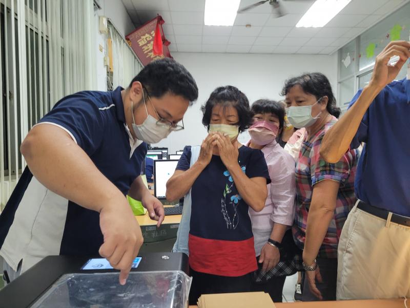 老師講解雷雕機器程序