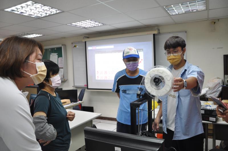 佑軒老師指導3D列印技術設備