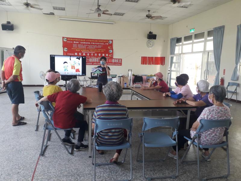 老師引導學員如何思考構圖概念為何，撕畫製作的要領有什麼？圖片有什麼需要做活動的，之後動畫要如何表現。