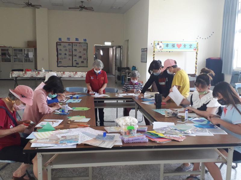 學員都很專心認真的在構圖，製作屬於自己的撕畫，不懂的地方或是需要改進的地方都會即時的詢問老師，