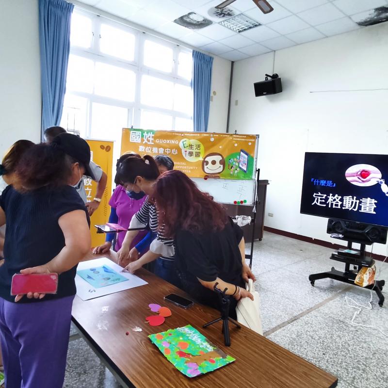 老師在指導學員如何製作定格動畫，以及如何拍攝定格動畫，並解說其原理及注意事項。