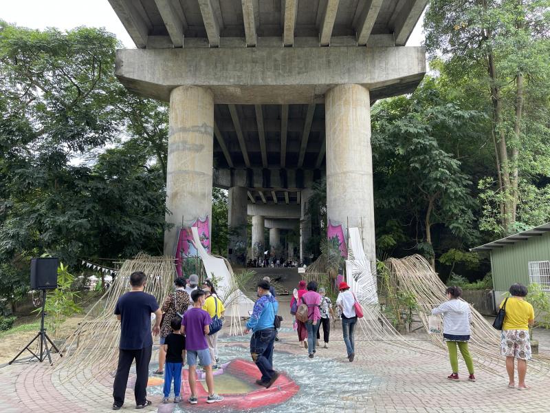 講師帶去外片拍攝，附近剛好有辦竹編及其他工藝品展示活動