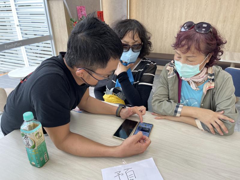 講師分批指導學員減影片技巧