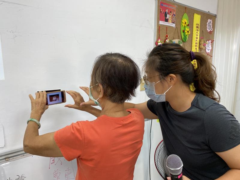 助教教長者如何翻拍老照片