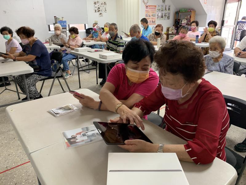 學員互相幫忙學習平板的操作