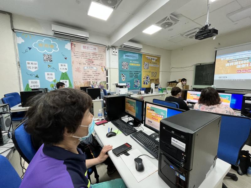 第一堂課講師介紹下載有關耕地自種紀錄的APP及農遊卷如何使用又有哪些好康優惠!! 還有從賣場買來的蔬果掃碼就能知道產地細節,讓我們吃得安心~