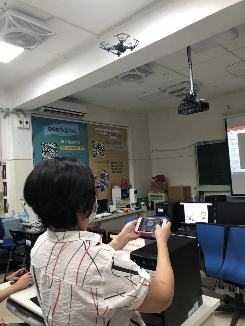 學員們看到空拍機害怕用壞又很開心躍躍欲試,大家都玩空拍機玩得很開心呢!!  每堂課程都讓學員收穫滿滿,體驗了各種不同app與3C產品