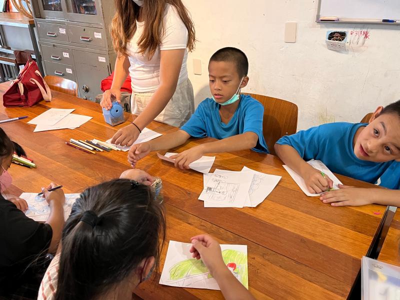 講師教導孩子們該怎麼製作自己的繪本。