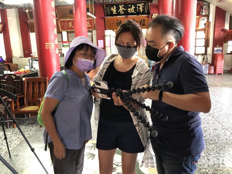 老師協助學員操作直播設備與介面