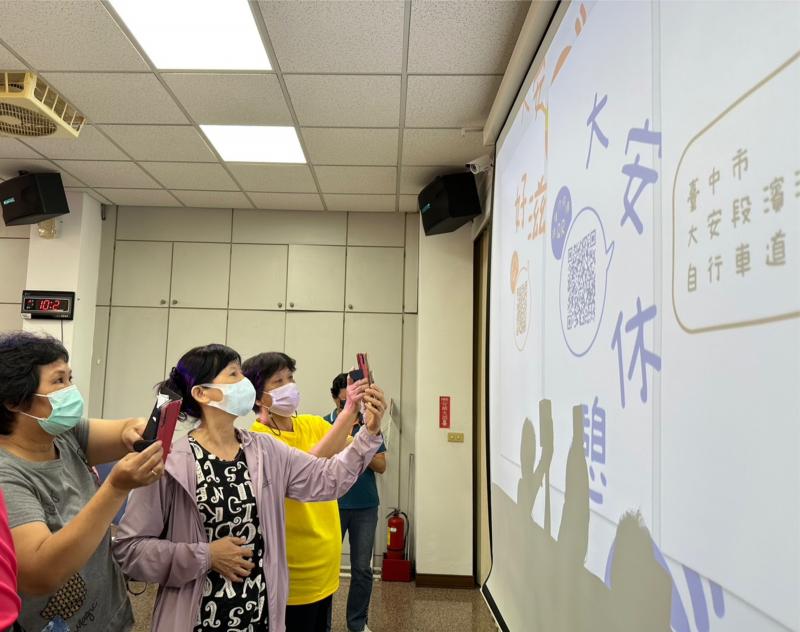 學員掃QR了解Google map一起建構客製化地圖