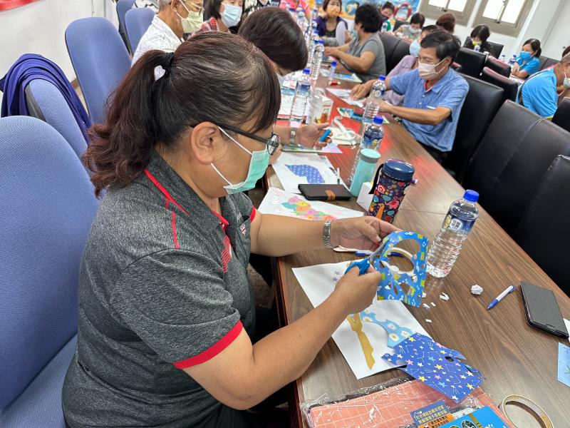 學員練習用色紙將手中的大安區海墘里的地理圖形,變身為濱海生物彈塗魚