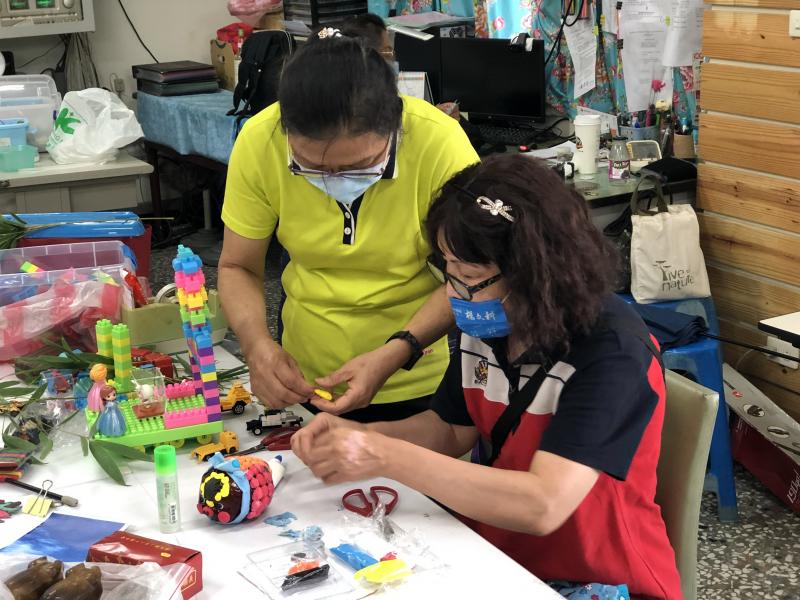 學員共同製作偶