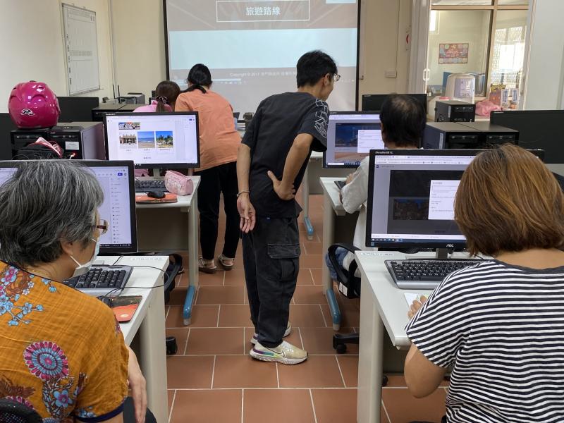 從認識 Google Site 協作平台、規劃網站架構、如何插入想要的圖片／文字／影音／地圖等內容，開始入門練習。學員們認真的互相協助、討論。