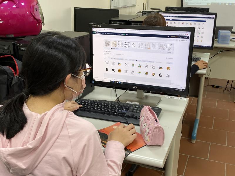 講師分享免費icon網站，大家學習如何透過該網站，搜尋、下載、插入建置網站時需要的icon圖示。