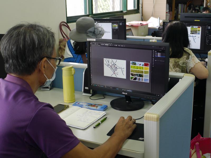 學員們使用電腦編輯色票