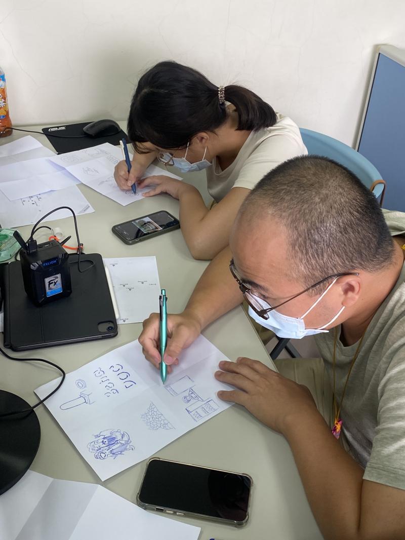 認真手繪小圖的學員