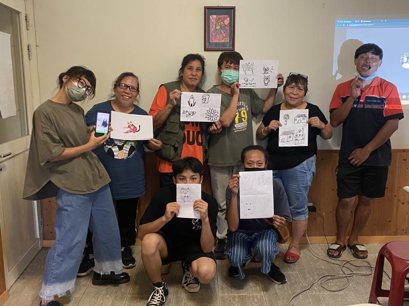 共同用手繪和手機一同創作貼圖的學員們