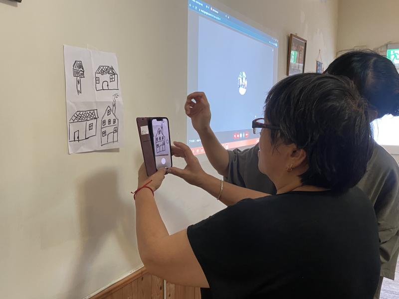 認真投入貼圖創作中的學員