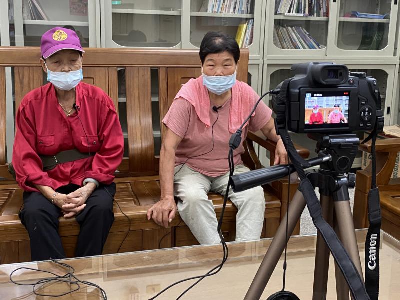 學員們輪流擔任攝影師、採訪者、受訪者，分享彼此在823砲戰時期於昔果山社區的故事經麗。