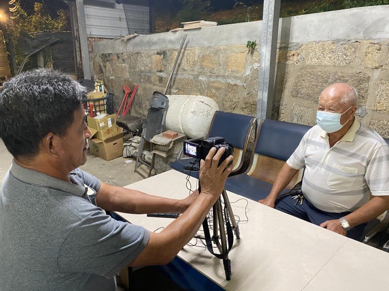 學員們在瞭解社區踏查－實地採訪的技巧、相機操作方式後，練習擔任攝影師紀錄採訪內容。