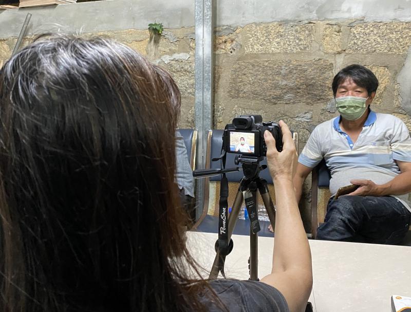 平時學員們大多使用手機拍照，課程中讓大家輪流操作相機進行拍照及錄影，將社區長者們的戰時故事紀錄下來。