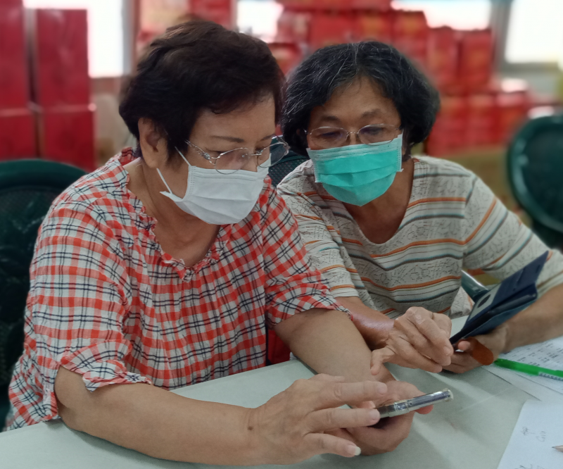 學員們互相討論