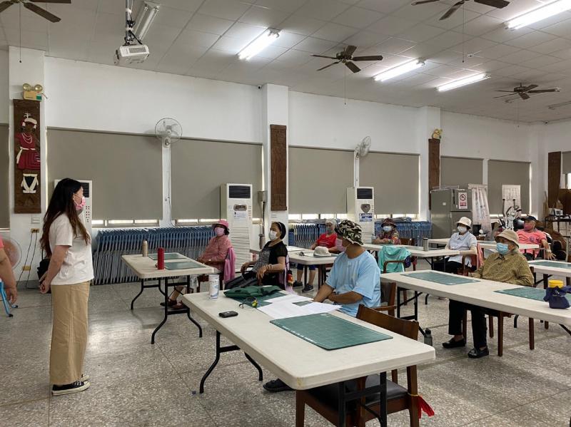 講師在位學員介紹如何使用平板