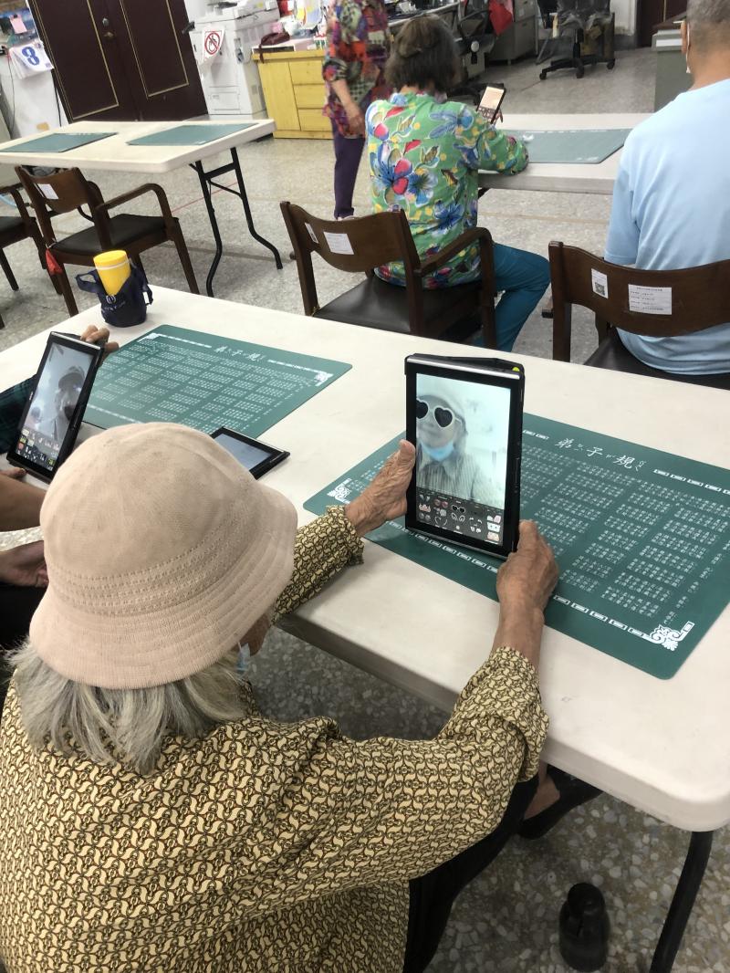 長者嘗試使用美圖秀秀拍照