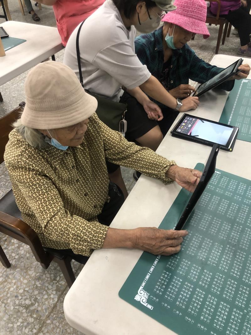 照服員協助長輩使用美圖秀秀