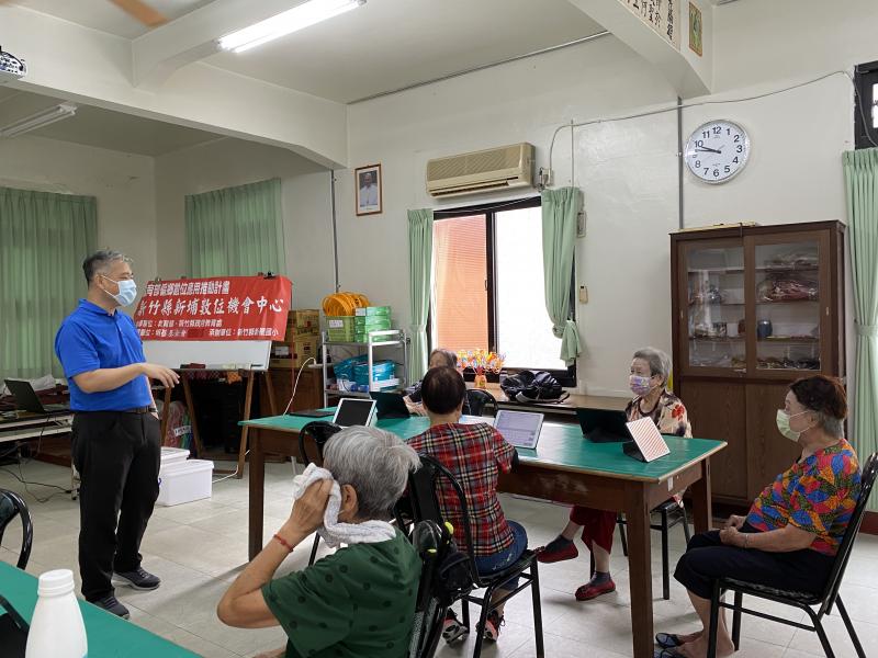 學員認真聽從講師講解