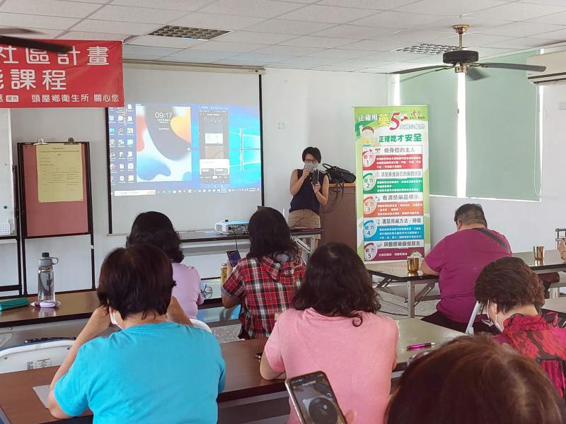 學員們認真上課