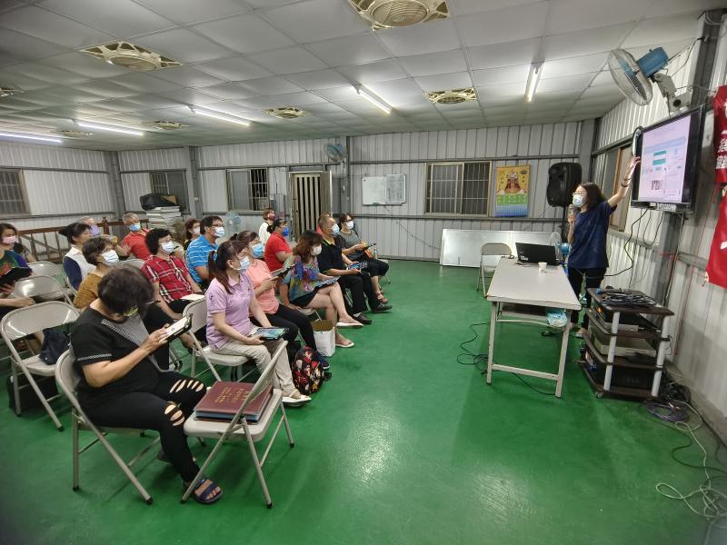 老師認真講課，民眾認真聽課