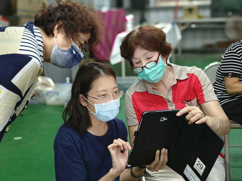 老師指導民眾操作