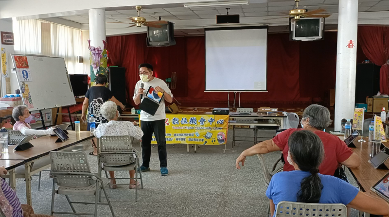 林建穎老師於坔頭港社區教導志工隊成員及阿公阿嬤們手機/平板操作