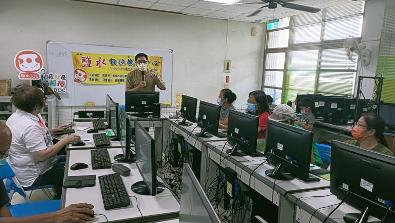 林建穎老師於月津國小電腦教室教導學員Line 功能之操作及運用