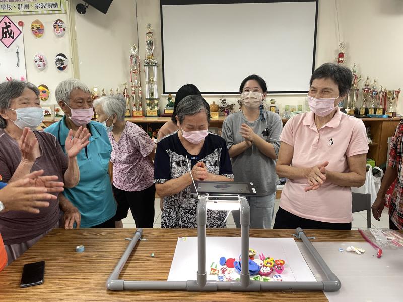 學員與講師共同為偶動畫影片配音。