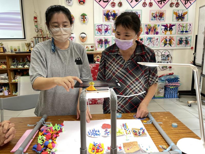 學員拍攝動畫影片。