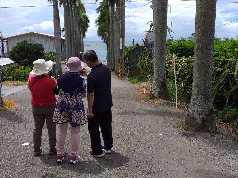 牧師與社區長輩們，一起前往太麻里知名景點拍攝取景當素材。