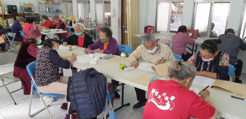 長輩們透過手繪方式，繪製心中最具代表性的圖騰或景點。