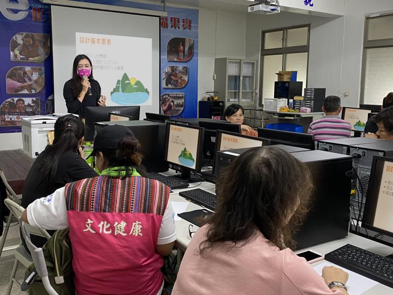 講師說明設計基本概念與摺頁類型介紹，與設計摺頁型態和注意事項。