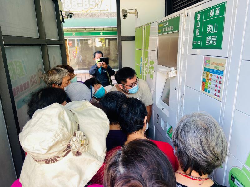 老師分批帶學員操作i郵箱機台及講解