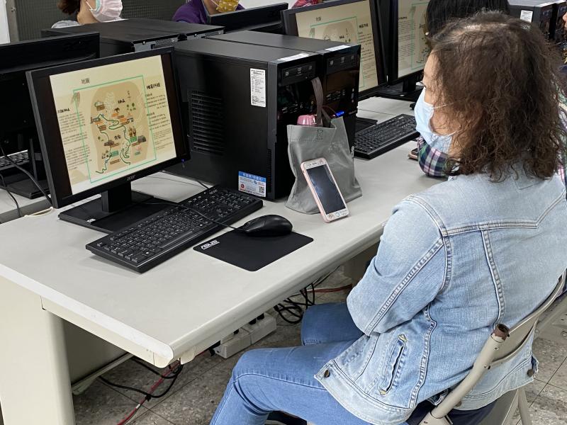 講師用範例說明，要讓大家先行設定主題風格，擅用繪圖軟體編修圖片與文字。