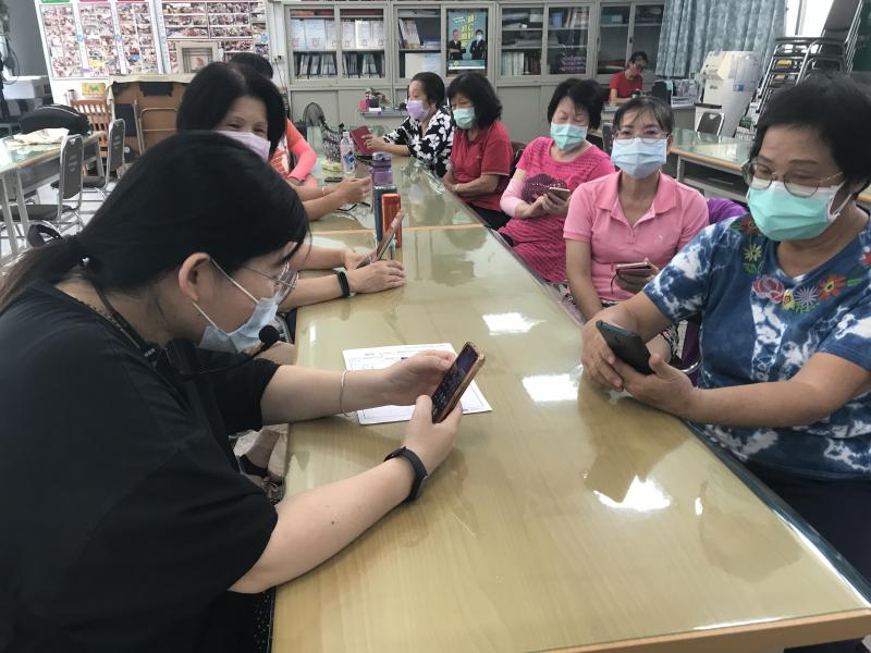 老師細心指導學員操作