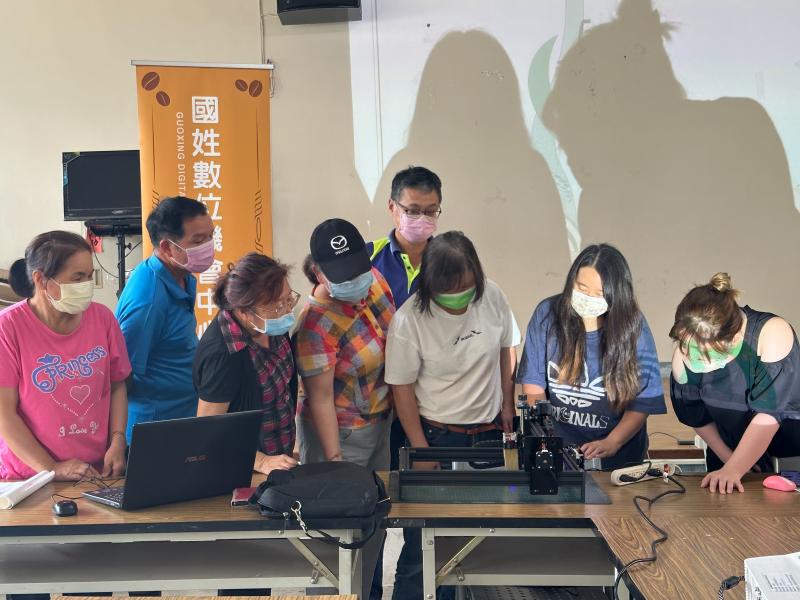 老師請學員到雷雕機前跟學員介紹雷雕機的結構及如何電腦操作,製作時需要注意的事項.