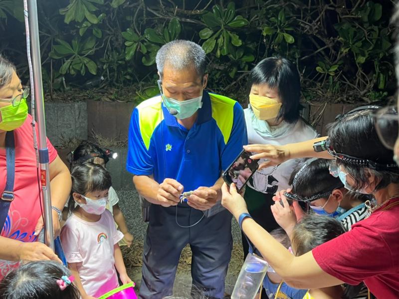 講師講解發現螃蟹如何記錄