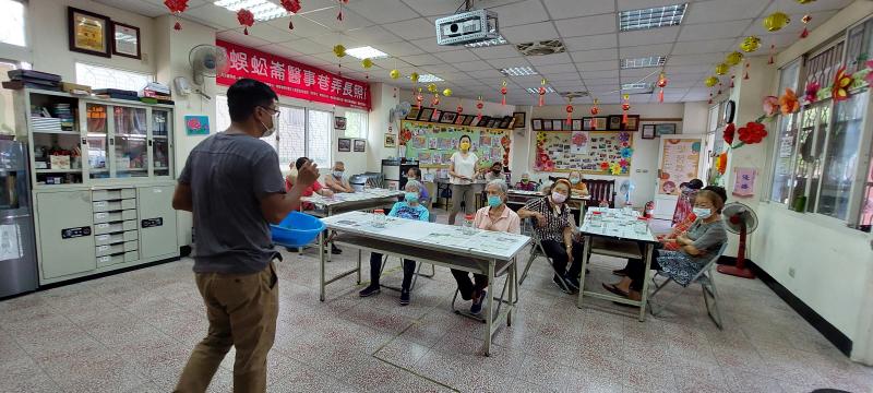 老師利用農業網介紹土壤˙特性，並解說生態平衡的重要性