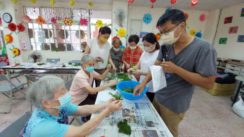 老師教導學員打造生態平衡的瓶中世界